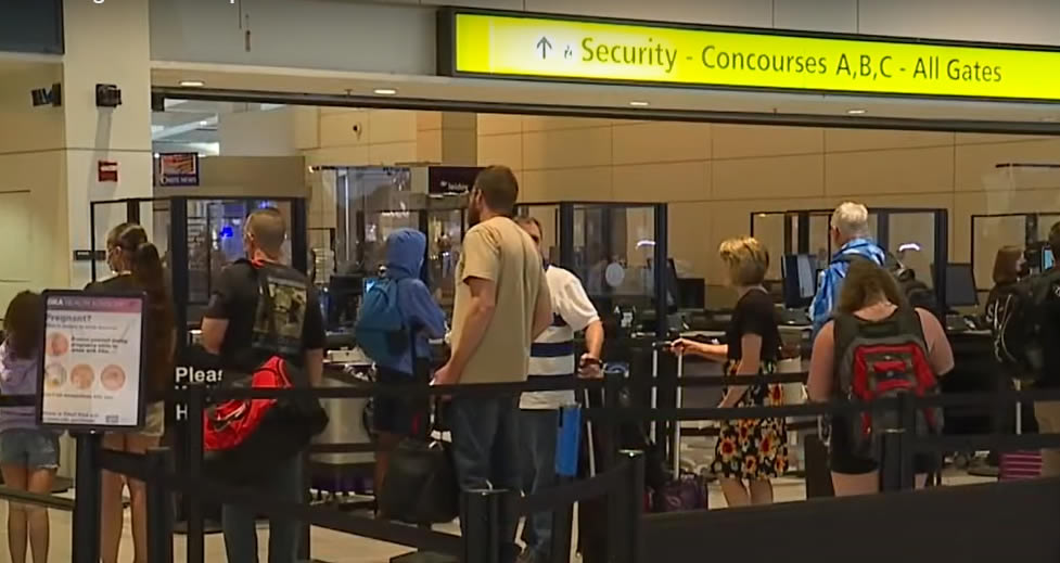 Controle de seguran&ccedil;a TSA no aeroporto de BWI
